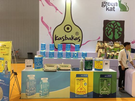 Kasbakas pet pads trade show booth with pet pads and cat litter display