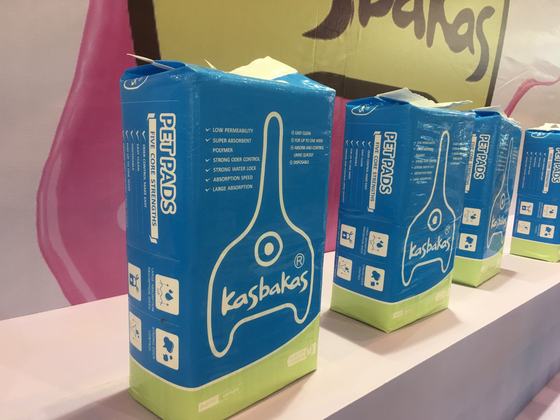Row of Kasbakas pet pads packs in front of the brand backdrop